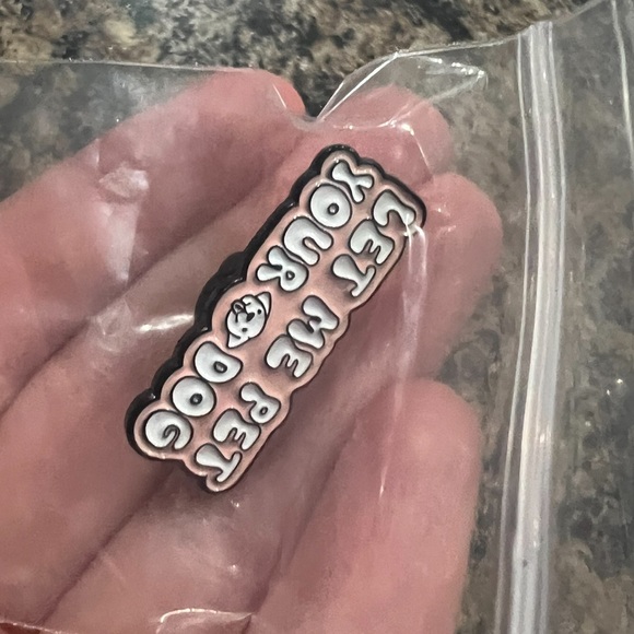 $1 DOG PIN/BROOCH. ENAMEL/METAL. NEW. $1 WITH ANY $10 ORDER OR MORE - Picture 3 of 16